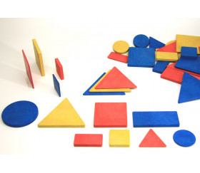 Blocs logiques : 48 formes géométriques bois recyclé. 4 formes et 4 attributs.