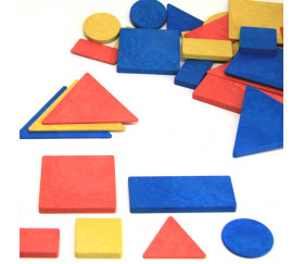 Blocs logiques : 48 formes géométriques bois recyclé. 4 formes et 4 attributs.