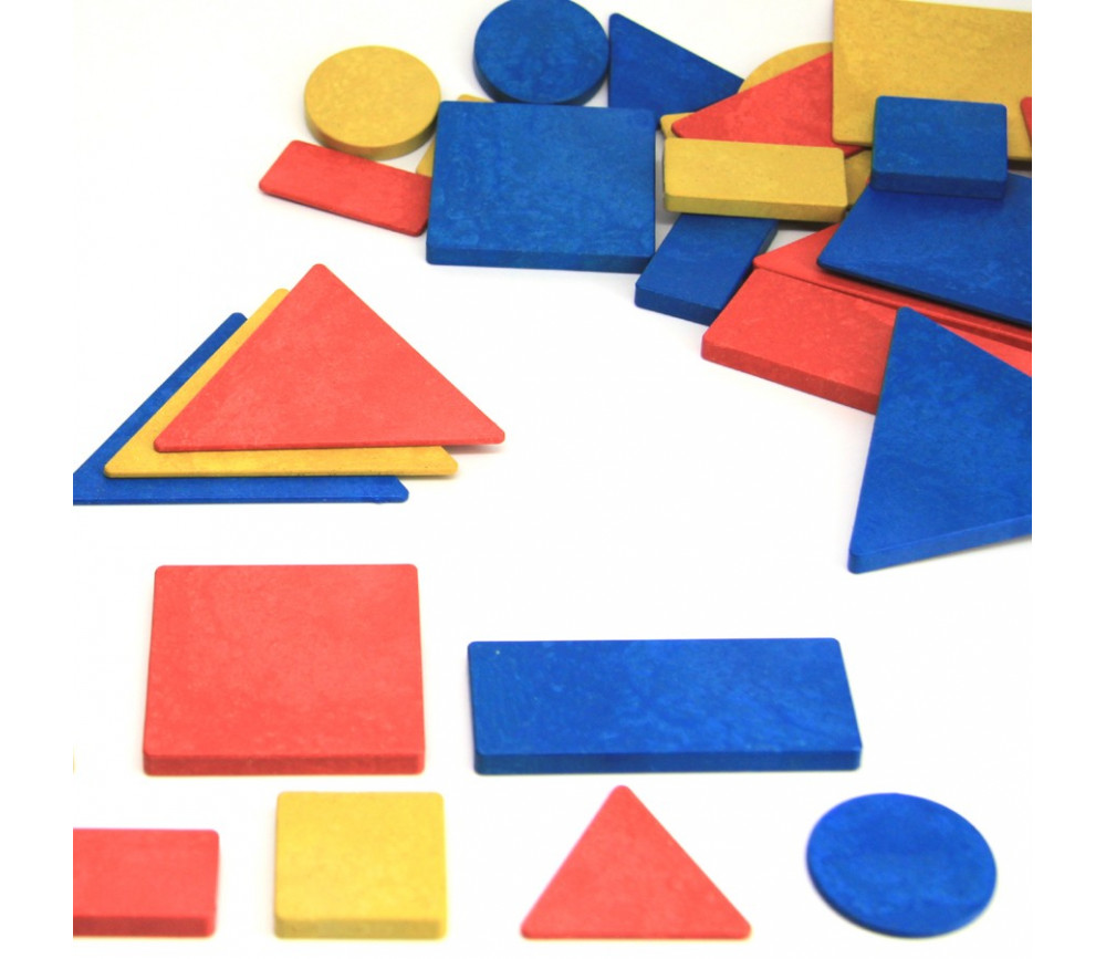 Blocs logiques : 48 formes géométriques bois recyclé. 4 formes et 4 attributs.