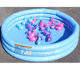 Roue gonflable bleu vif et jouets aquatiques à côté de la piscine
