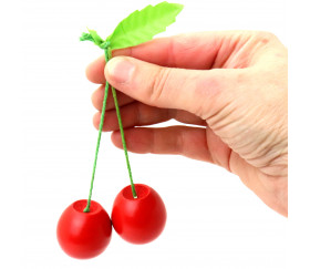 Cerise en bois rouge. Fruit jouet pour la marchande ou décoration pour corbeille.