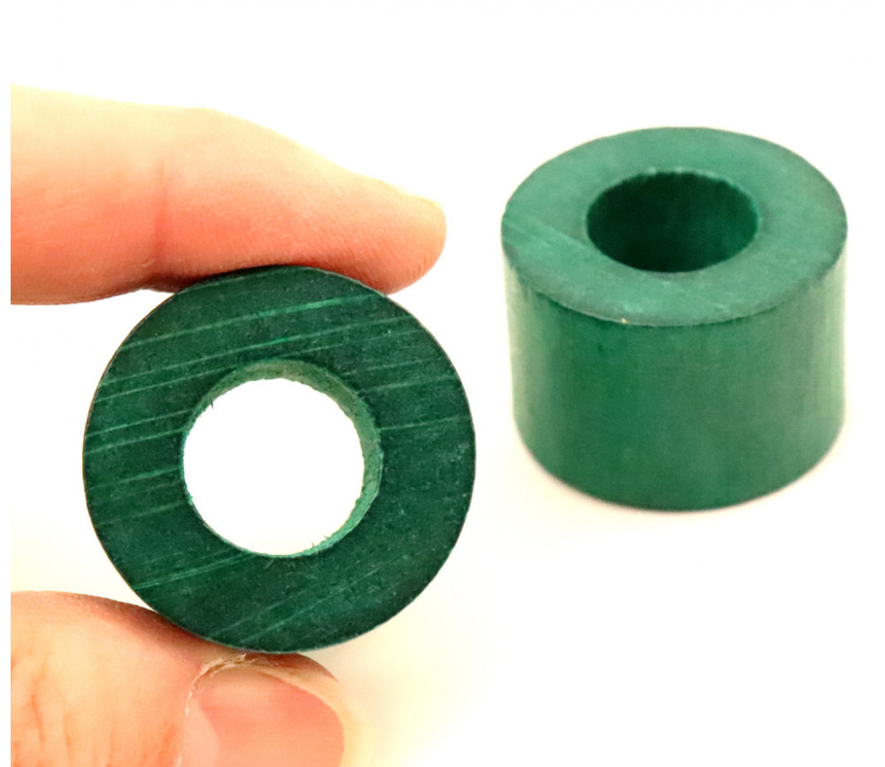 Cylindre troué vert diam 2.9 cm haut 2 cm anneau en bois vert