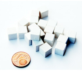 20 Cubes en bois blanc 0.8 cm. 8x8x8 mm