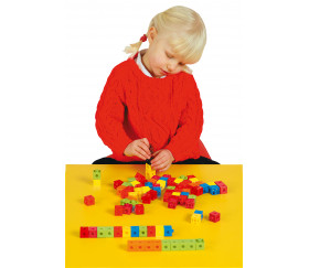 100 cubes pions multicolores encastrables 2 cm pour jeux