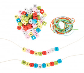 Mini Perles dés lettres alphabet pour jeu ou collier avec fil coloré.