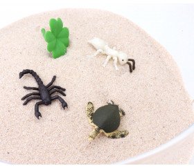 Miniature animaux scorpions et autres insectes dans le sable
