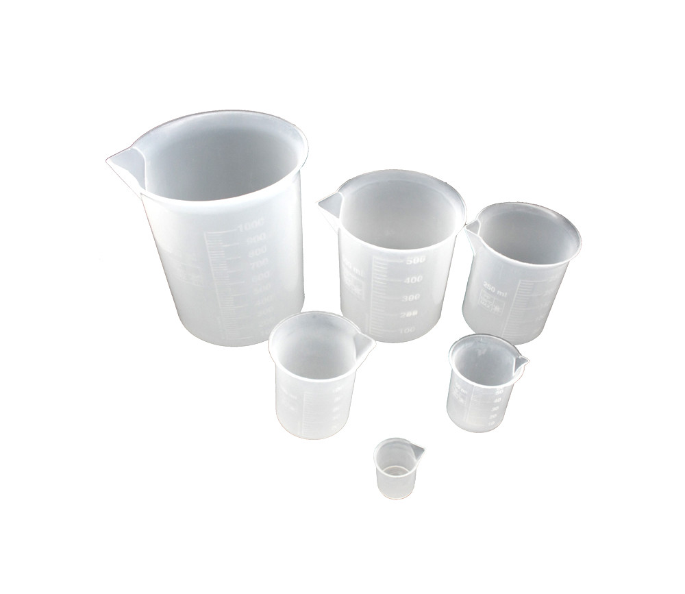 Lot de 6 gobelets à mesurer en plastique transparent avec échelle résistante à la chaleur pour cuisine ou laboratoire 50 ml économique et durable. 