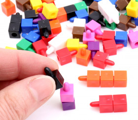 100 cubes 8 mm encastrables de 10 couleurs différentes