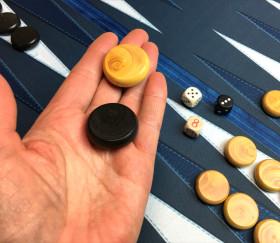 Set Backgammon avec 30 pions et 5 dés dont 1 Videau