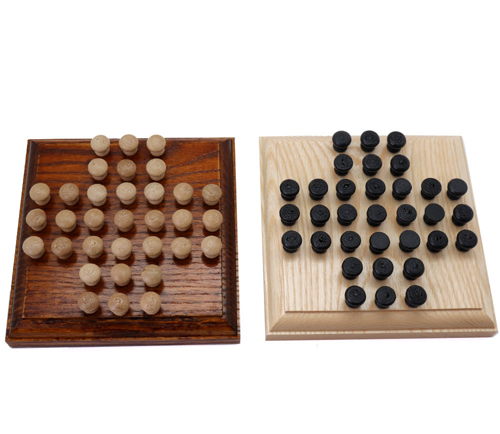 Mini jeu de solitaire en bois plateau carré 12 cm pions encastrables.
