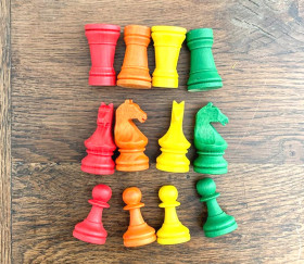 Pions de jeu chevaux, pions et tours en bois vert, rouge, jaune, orange - Pions pour création de jeu - Set de 12 pièces