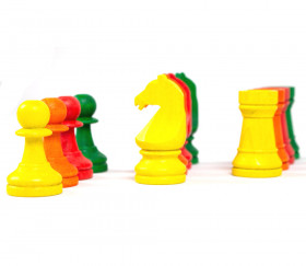 Set de 12 pièces chevaux, pions et tours en bois vert, rouge, jaune, orange pour jeu