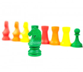 Pions de jeu chevaux, pions et tours en bois vert, rouge, jaune, orange - Set de 12 pièces