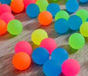 balles multicolores jouet de rebond.