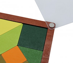 Tangram avec pièces en bois colorés pour travailler logique