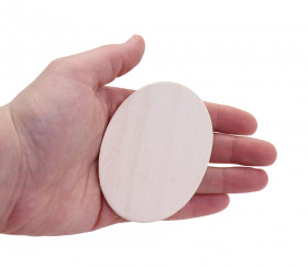 forme ovale en bois dans la main