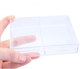 Petite boite plastique transparente pour cartes de jeux.