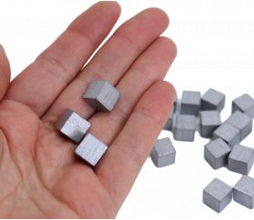 Petits cubes 1cm3 en bois argenté pour jouer