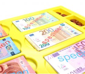 Plateau géant avec 290 pièces et billets euros factices de jeux