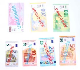 Valisette avec 290 pièces et billets euros factices de jeux