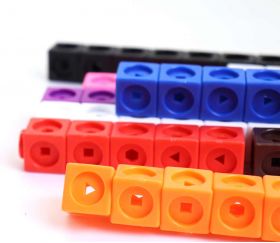 100 pions cubes 2 cm clips encastrables emboitables math