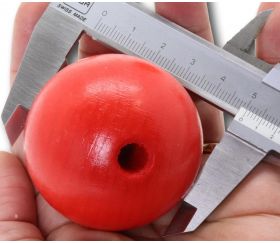 Boule trouée 5 cm en bois rouge - grosse perle jeu