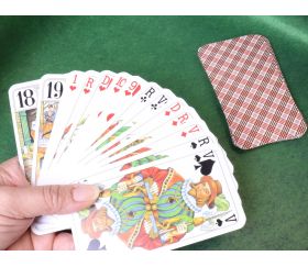 Coffret Tarot luxe avec 32 cartes de jeux, pions et jetons.