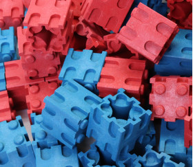 100 cubes bois recyclé encastrables clipsables 2 cm rouge et bleu
