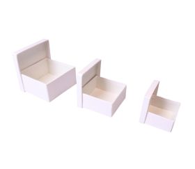 3 petites boites neutres blanches avec couvercle cloche
