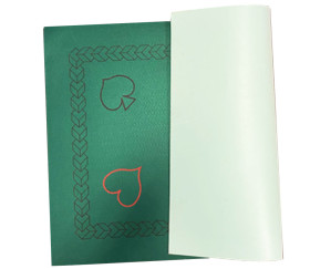 Tapis cartes 48 x 70 cm vert décor atouts feutrine dos latex
